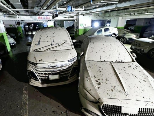 "270 Cars Submerged in Flooded Underground Parking Lot in Mie, Compensation Details Uncertain - Controversy Ensues" —  
Flooded underground parking, Mie
Compensation details unclear, parking disaster
Malfunctioning flood barriers, car retrieval delay