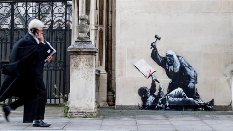 Banksy Strikes Again: Shocking Art at Royal Courts!? — Banksy art London, street art justice, powerful graffiti 2025