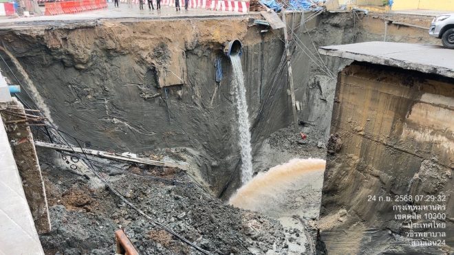 Breaking News: Massive 30x30m Sinkhole Appears in Front of Hospital, 50m Deep, No Injuries Reported! What Caused This? —  
Bangkok hospital road collapse, massive sinkhole, emergency response
Traffic disaster near Vachira Hospital, rescue operation, road collapse
Large sinkhole at Vachira Hospital entrance, emergency services on scene