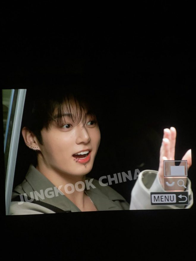 CK纽约时装周：JUNGKOOK的惊艳时刻！  
预览图引发无限期待，快来围观！ —  CK时装周 2025, 纽约时尚潮流, JUNGKOOK 时尚合作