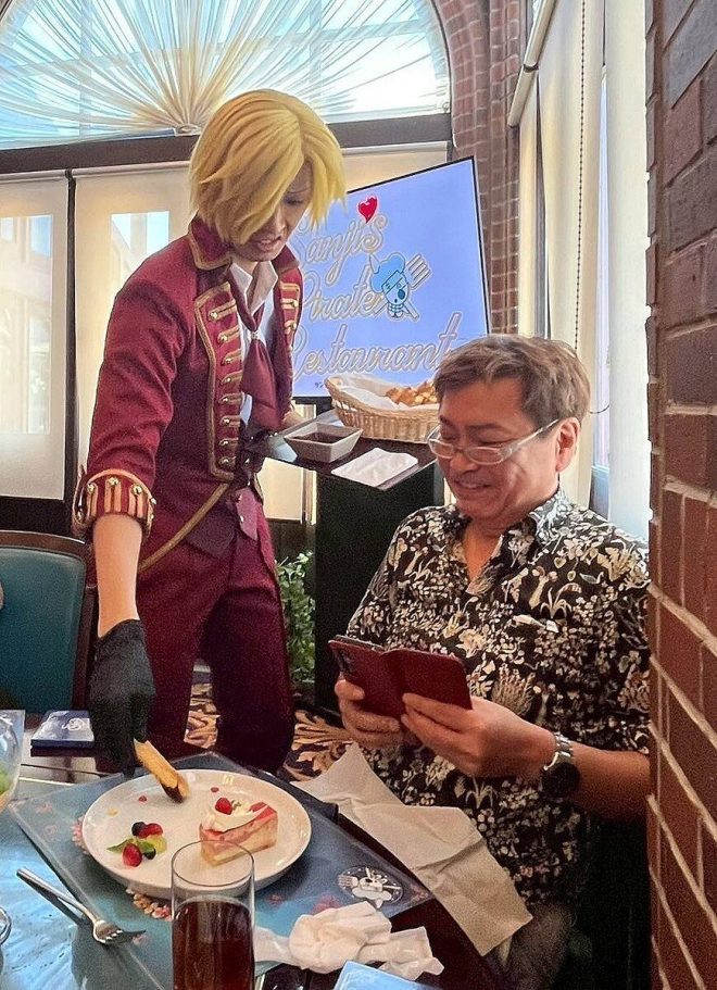 Controversial Breaking News: Voice actor Hiroaki Hirata serves himself at USJ's "One Piece" restaurant, criticizes own service as Sanji! 🍽️🔥 —  
Sanji voice actor, hilarious serving scene, One Piece event
Hikaru Midorikawa, Sanji restaurant, unique dining experience
Voice actor blog, character interaction, theme park appearance
