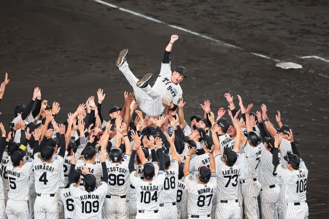 Controversial: Tigers Manager F. Kojima Celebrates Historic Victory with Gutsy Pose - "What's Happening with His Core?" — 阪神V優勝, 藤川球児監督, 胴上げガッツポーズ