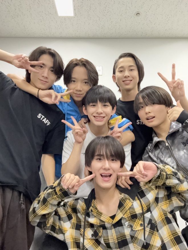 "Controversy Strikes NEWS LIVE TOUR 2025: Special Guests Watanabe, Uehara, Takahashi, Koyama, Kokubo, & Okahashi Raise Eyebrows in Osaka! What's Next for Kanagawa Show? #NEWS_変身" —  
J-pop Live Tour 2025, Backstage Performers, News Transformation
Yokohama Concert, Watanabe Weira, Uehara Kenshin, Takahashi Kanru, Koyama Juki, Okubo Koichiro, Okahashi Ryota
Osaka Show, Thank You, Rainbow Stage, Magical Performances