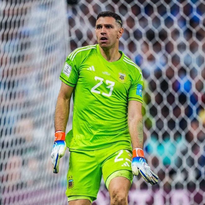 Emi Martínez's Shocking Move: Villa to United? 🚨🔴 — Emi Martínez transfer news, Aston Villa player updates, Manchester United transfer targets