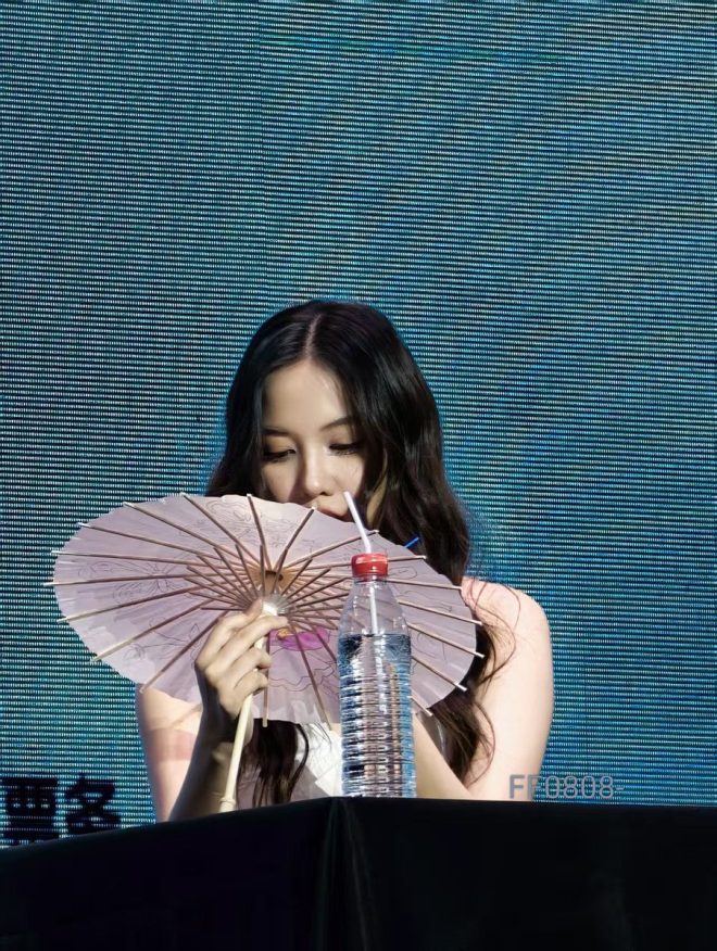 Freen超美！让人惊叹的魅力究竟是什么？  
SAROCHA NANNING 2025 —  超级美丽盛会, 线下活动2025, Freen粉丝见面会