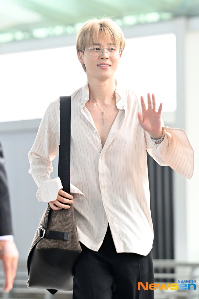 Jimin Stuns in Dior SS26: Is This Fashion Game-Changing? —  Jimin Dior Outfit Airport Style, Dior Spring Collection 2025 Trends, Celebrity Fashion Dior Accessories