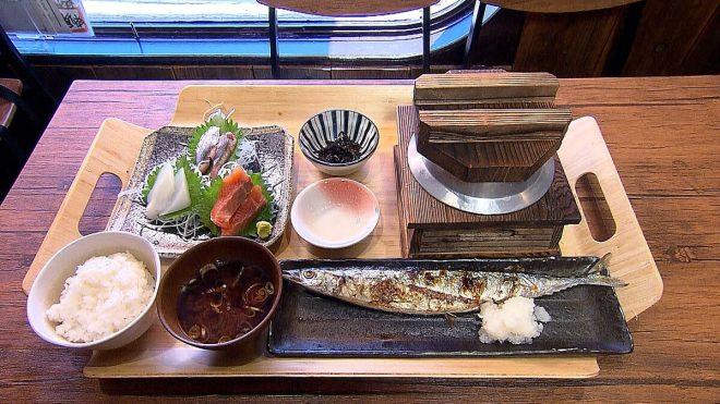 "Massive Overfishing of Pacific Saury Forces Temporary Fishing Ban - Stores Selling for 88 Yen Per Fish" —
Overfishing crisis, fishery adjustment, discounted sales
Unexpected catch abundance, temporary fishing halt, low-priced fish
Surplus fish harvest, market adjustment, discount seafood sale