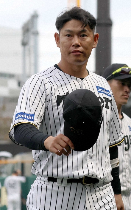 "Miracle Man of Hanshin, Fumihito Haraguchi, to Retire at End of Season After Conquering Colon Cancer and Contributing to 23-Year Championship Victory - Controversial Decision Sparks Debate" —  
Hanshin Tigers legend retirement
Baseball player Fukuhara's miraculous career
Japanese baseball star Fukuhara retirement