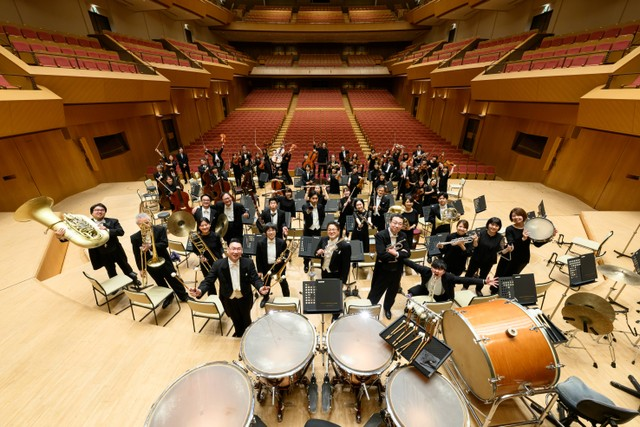 Orchestra Sparks Controversy with Audience Etiquette Request: "Wait Until Conductor Lowers Baton for Applause" #OrchestraEtiquette —  Orchestra etiquette, Conductors baton, Audience applause timing