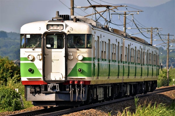 "Outrage as Train Enthusiasts Trespass and Chop Trees in Residential Areas - Shinano Railway Cancels Introduction of 'Nagano' and 'Shonan' Color Trains" —  
Railway photography, trespassing incident, tree removal
Unauthorized entry, residential property, train schedule cancellation
Public complaint, illegal activity, transportation disruption