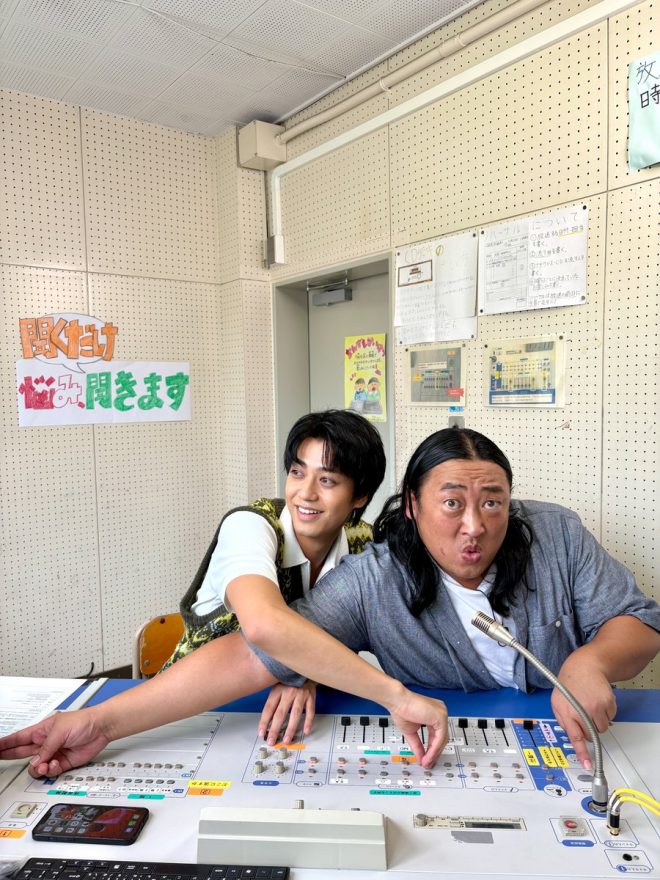 Robert Akiyama and King & Prince's Takahashi Kaito Hijack Elementary School Broadcasting Room❗️ Children's Troubles Special Program 10/3 (Fri) to be Broadcasted on NTV 🏫 "Listening to Akiyama Ryuuji and Takahashi Kaito's Worries Only" - Focus on the Chemistry Reaction Between the Two✨️

#ListeningOnlyToAkiyamaRyuujiAndTakahashiKaito'sWorries
#Nayakiku —  秋山竜次, 高橋海人, 化学反応, 子どもたちの悩み相談, 小学校の放送室, 日テレ特番2025, ジャック放送室, お悩み聞きます, 注目化学反応