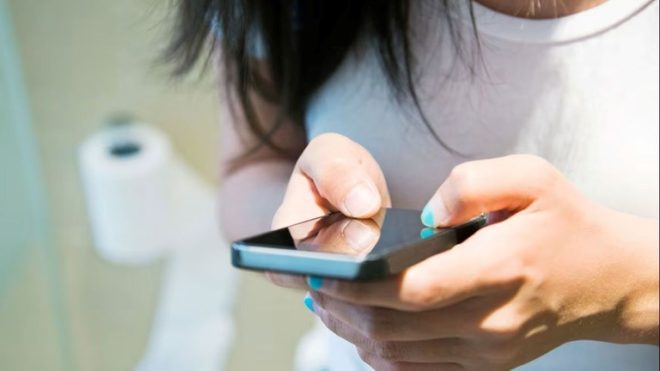 "SHOCKING: Using Smartphone on Toilet Increases Hemorrhoid Risk by 46% - US Study Reveals!" — トイレ痔リスク, スマホ使用痔予防, 米国痔研究2025