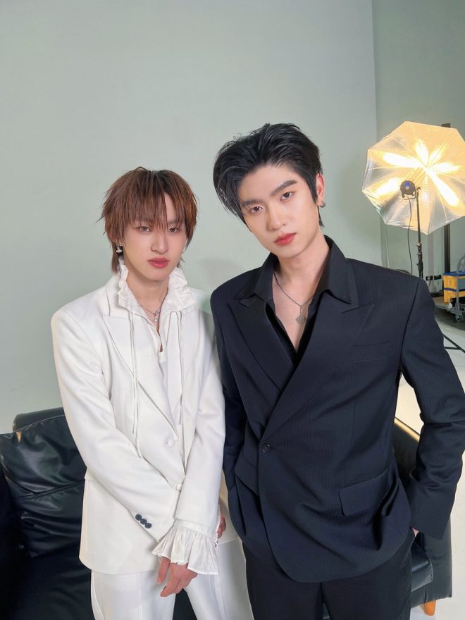 "Shocking revelations and heated debate on WAGAWAGA EXCLUSIVE LIVE WITH THOMASKONG! What will โทมัส and ก้อง reveal? #WagaBRAVAxTMK" —  
พิณโทมัส, ชื่อเสียง, ดาราออนไลน์
นักเตะก้อง, นักแสดง, ความสุข
ศิลปินแห่งปี, เสียงที่น่าสนใจ, ความมีเสน่ห์