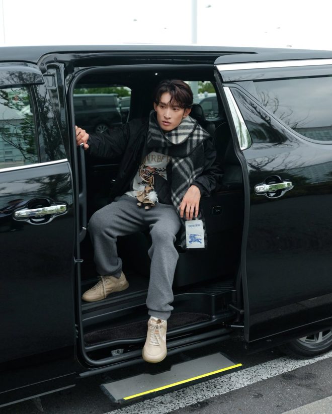 "Snow Man's Koji Mukai Causes Stir at Narita Airport in Burberry - Headed to London for Controversial 2026 Spring/Summer Collection Debut! #KojiMukai" —  Snow Man向井康二 fashion show, Burberry runway debut, London fashion event, Japanese idol Burberry, Celebrity airport style, High fashion spring collection, International fashion appearance, Luxury brand endorsement, Fashion industry spotlight, Trendsetting celebrity appearance.