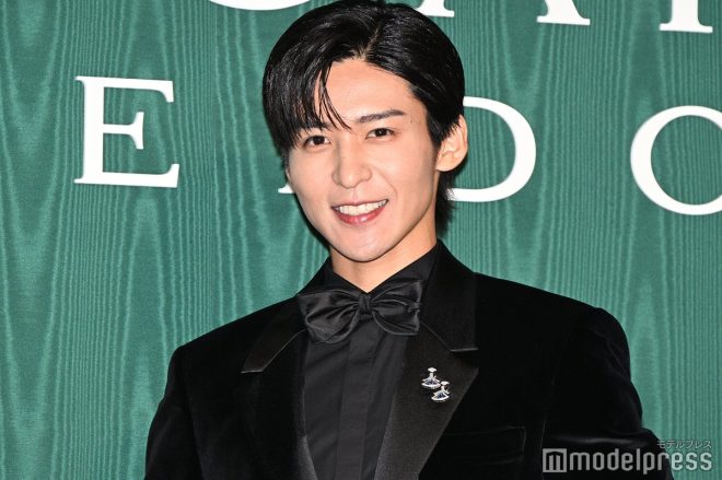 "Snow Man's Meguro Ren Stuns in All Black and Jewelry at Bulgari Exhibition Photo Call - Controversial Aura and Meaningful Connections Revealed!" 🔥📸 #SnowMan #Bulgari @SN__20200122. —  Bvlgari exhibition, luxurious jewelry, fashion event
Snow Man fashion, celebrity style, red carpet appearance
Designer jewelry, high fashion look, exclusive event