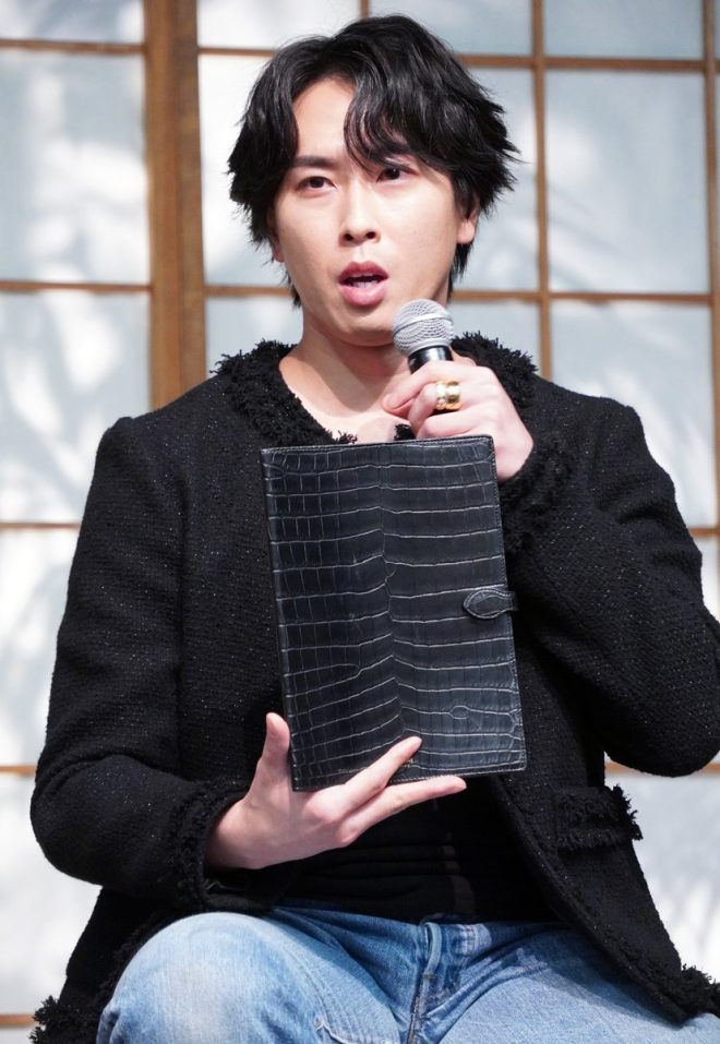 "Snow Man's Ryota Miyadate Reveals Controversial 'Crocodile Skin' Script Cover Performance: 'I Want to Make it More Tattered. Bring Out the Flavor' #RyotaMiyadate #HikuidoriwoKuu" —  宮舘涼太, ワニの革, 台本カバー
想い, 映画, 大ヒット祈願