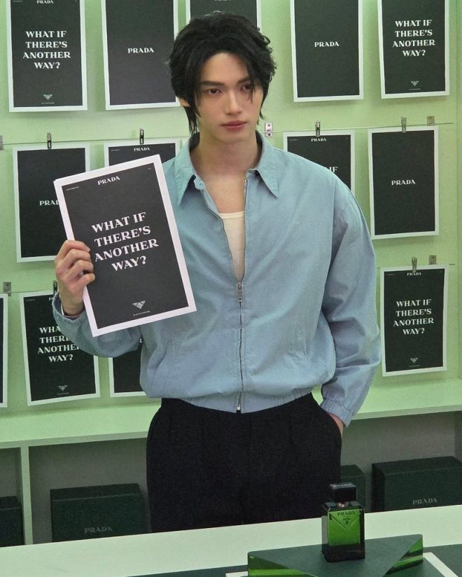 Win Metawin 现身 Prada Paradigme 快闪站！  
粉丝雨中追星，Prada 男士香氛首发！ —  男士香水, Prada 快闪活动, 泰国艺人 Win Metawin