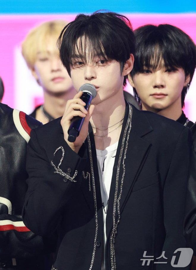 Ким Чи Ун: Тайны Зеро Бейс Ван!  
📸 Снято новостями 1  
제로베이스원  
ZEROBASEONE  
ZB1  
MBC_M  
쇼챔피언   —  김지웅 팬, ньюсмейкеры 2025, K-pop идолы