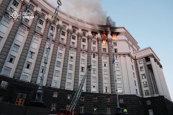 🔥 Невероятное возгорание в Киеве: Что произошло в правительственном здании? #атака #пожар #новости 🔥 — #пламя, #инцидент, #политика, #чрезвычайныесобытия, #украина