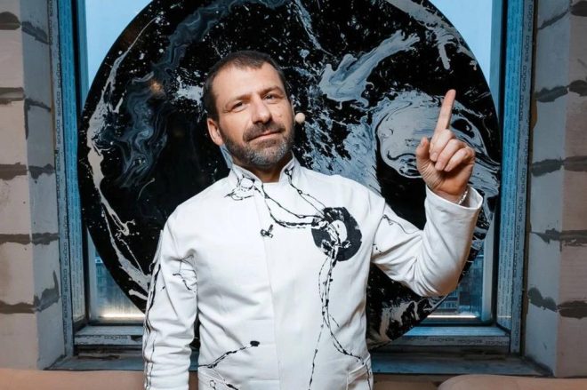 Неожиданный поворот: миллиардер из Forbes в УрФУ!" — "Миллиардер поступил в УрФУ"
"Известный бизнесмен в УрФУ"
"Список Forbes и УрФУ