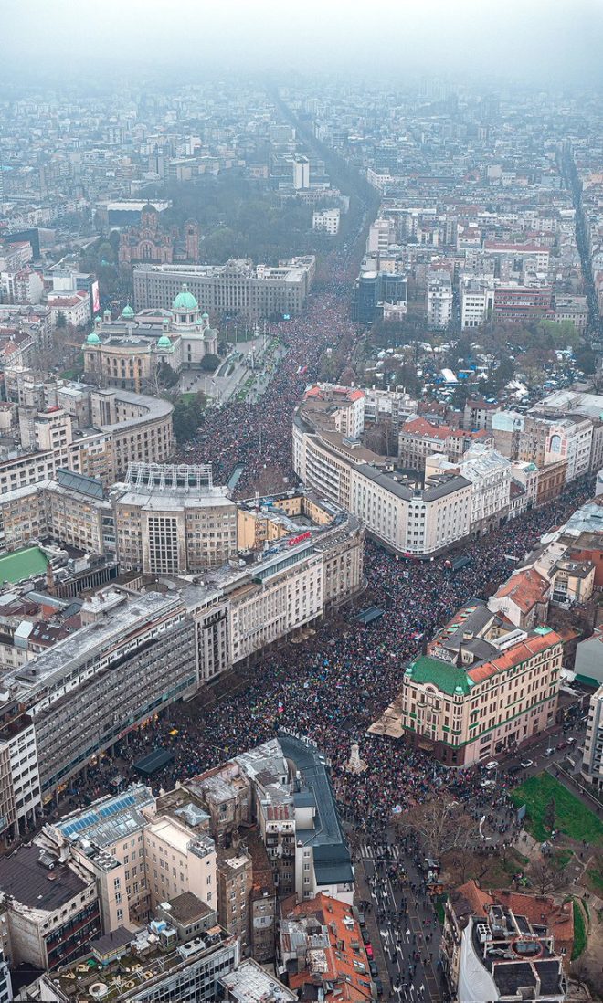 Почему "Сви смо испод надстрешнице"? Откријте разлоге! — протест в Белграде, гражданская активность в Сербии, события в Белграде 2025