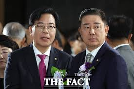 Почему 김병기 получает больше критики, чем 송언석? — новости о политике, скандал в парламенте, почему критикуют Ким Бёнги