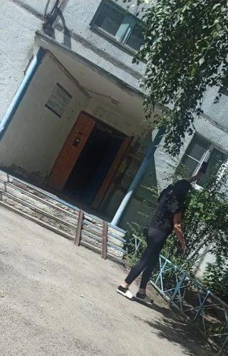 "Тайна женщины: 10 лет без интернета и ночных выходов" —
Женщина запретили выходить из дома ночью
Интернет запрещен для женщины
Судебные разбирательства с соседями