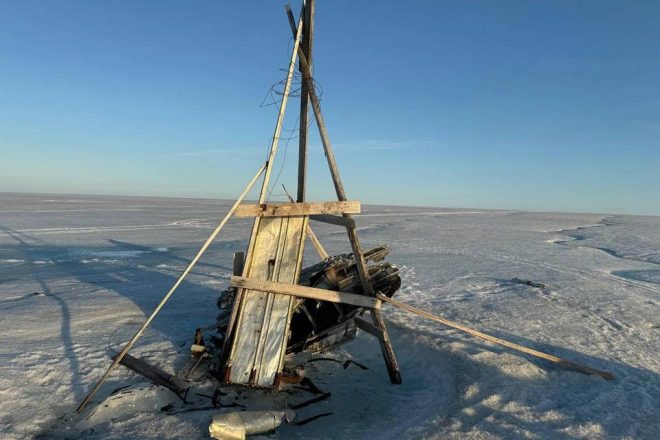 "Тайна разбившегося самолета на леднике: журналист нашел обломки! #арктика #сюрпризы" — обломки самолета на леднике, неожиданные находки в Арктике, сенсационные новости из Арктики