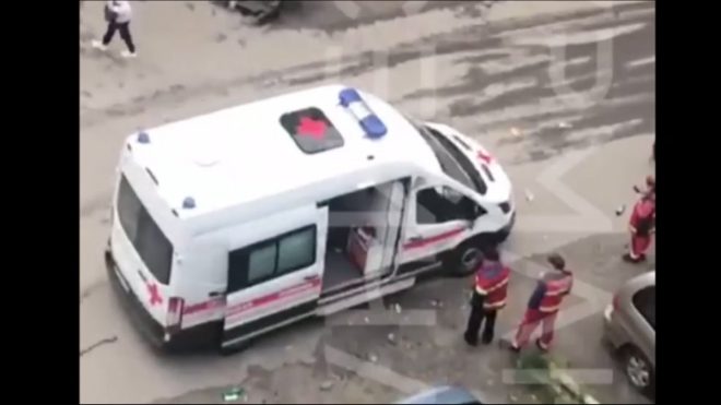 "Шокирующее видео: «Скорая помощь» в Мурманске без тормозов протаранила мусорку - что произошло?" —
Авария «Скорой помощи» в Мурманске
ЧП с мусоркой в Мурманске
Происшествие на дороге Мурманска