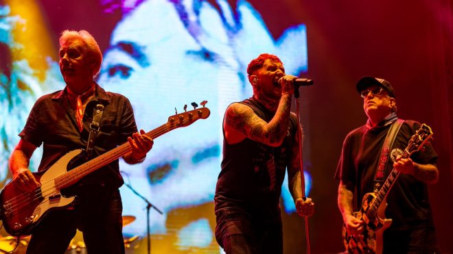 "Шокирующие новости: Sex Pistols откладывают тур из-за Стив Джонса. Жизнь после неприятностей?" —
Рок-новости, Sex Pistols
Музыкальный тур, Северная Америка
Фрэнк Картер, Стив Джонс, запястье