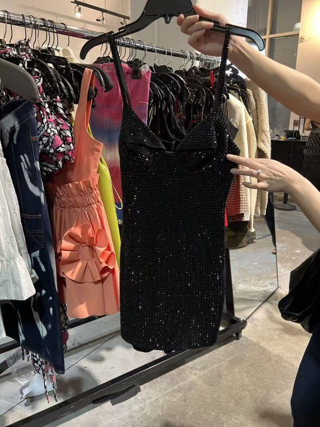 新裙子背后的秘密：懒惰与享乐的平衡 —  新裙子搭配技巧, 懒人休闲生活, 聚餐时尚穿搭