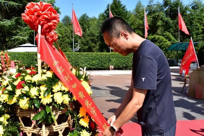 毛泽东铜像前的神秘敬献仪式，背后真相？ —  毛泽东纪念活动, 2025年韶山朝圣, 革命先辈致敬仪式