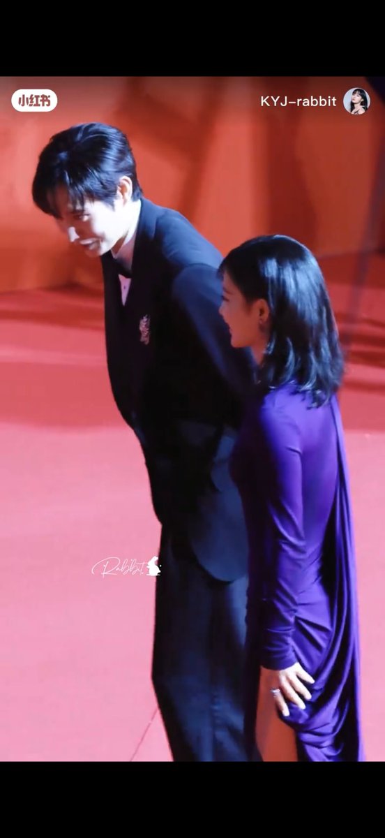现场视频揭示KIMYOOJUNG惊人变化，真相是什么？ —  现场视频瘦身秘诀, 韩国明星红毯造型, 2025年釜山电影节亮点