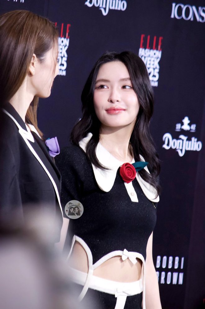 眼睛的秘密：爱意如何悄然滋长？  
ELLE X ANDALOOKKAEW  
EFW2025withADLK  
อันดาลูกแก้ว   —  眼神交流, 爱情表达, 情感真相