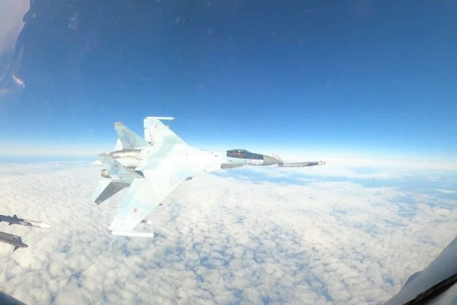 阿拉斯加空域惊现四架俄罗斯战机，内幕揭秘！ —  美国战斗机拦截, 加拿大空军演习, 俄罗斯战机动态