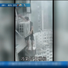 风球肆虐，住户为何冒险爬窗修空调？ —  风球警告, 香港居民安全, 空调维修注意事项