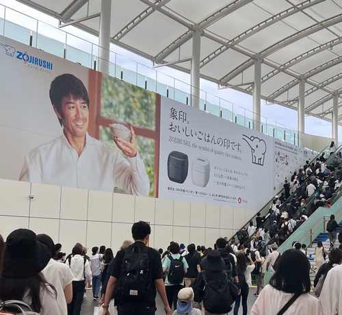 Controversial: "Actor Hiroshi Abe Sparks Debate Over Controversial Expo Entrance" —  阿部寛広告, SNS話題, 万博出迎え