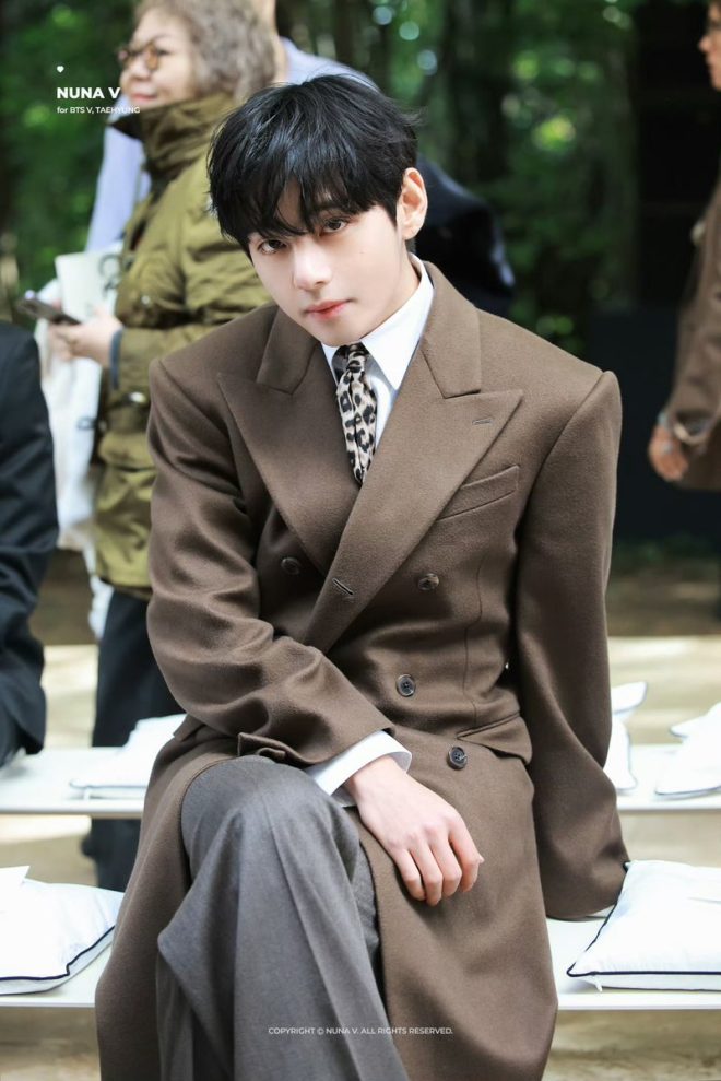 "OMG! V Shocks All at Celine: Beauty or Just a Facade?"
VxCelineEte26
VxCELINEPFW
TAEHYUNGxCELINE — OMG Moments, Fashion Show Highlights 2025, Taehyung Style Icon